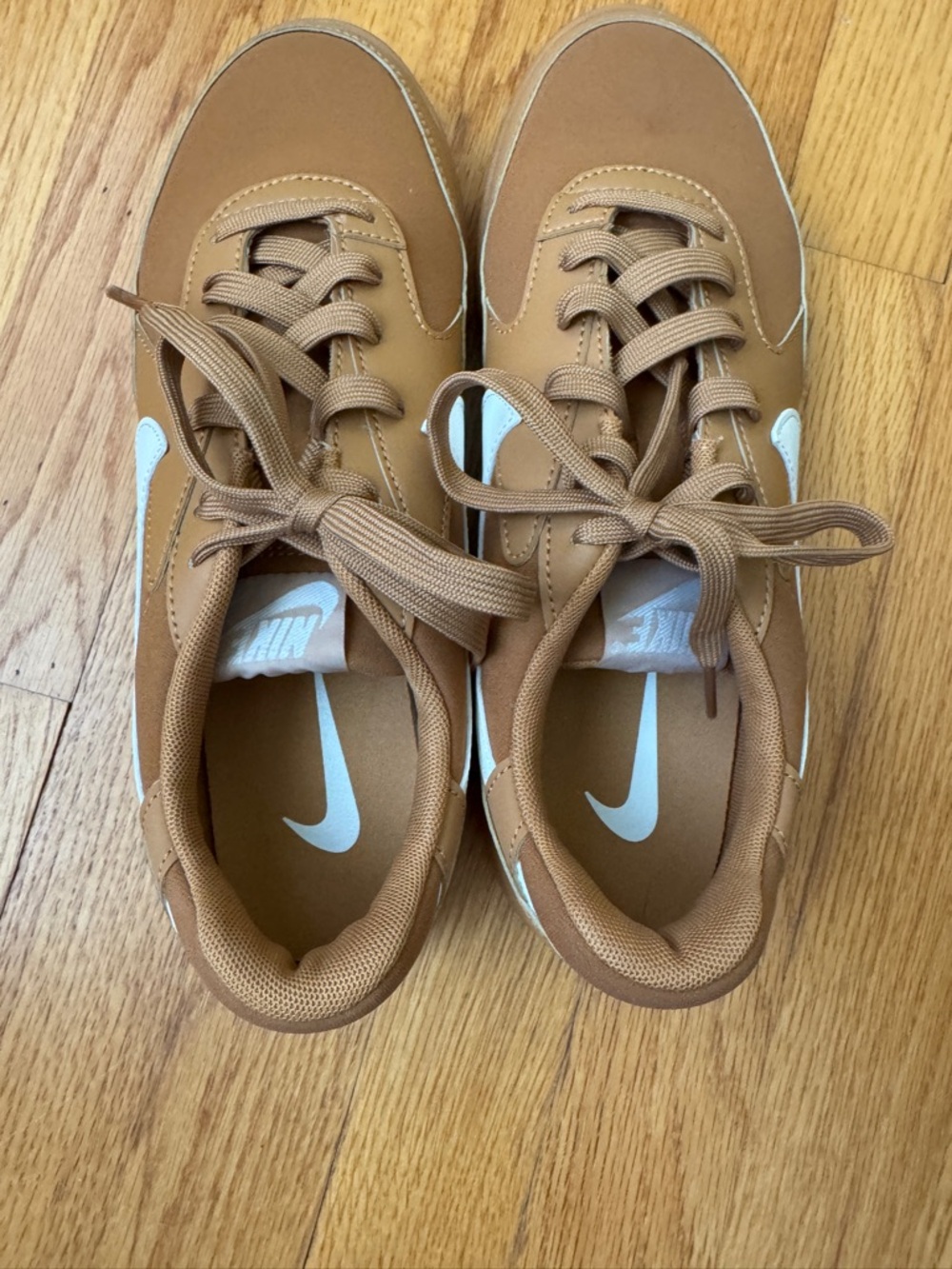 Nike women’s size 8.5 Terra Manta sneakers EUC comes with box - Picture 4 of 7